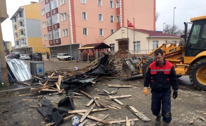 Kastamonu’da il genelinde etkili olan fırtına nedeniyle birçok evin çatısı