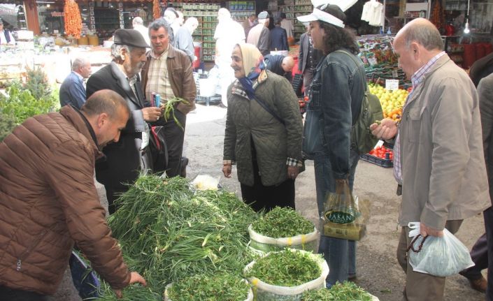 Sivas’ın yöresel lezzetlerinden madımak, tezgahlarda yerini aldı ancak fiyatıyla el