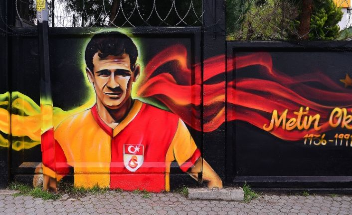 Galatasaray’a ait Florya Metin Oktay Tesisleri’nin girişindeki duvarlar grafiti sanatçıları