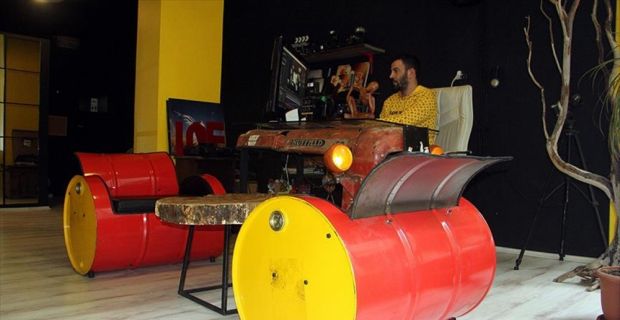Sinop'ta fotoğraf stüdyosu açan Aydın Yusuf Akca, traktör kaportasından masa,