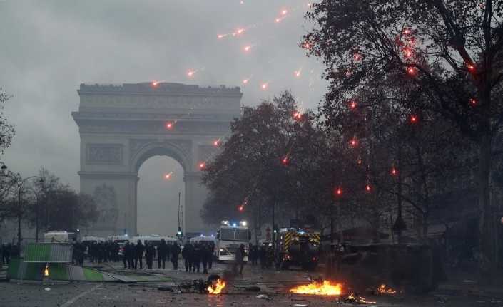 Fransa’da Sarı Yelekliler protestosu