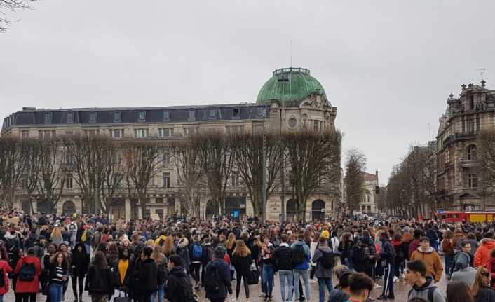 Fransa’da Sarı Yelekliler’i destekleyen binlerce öğrenci eğitim reformlarını protesto etmeye