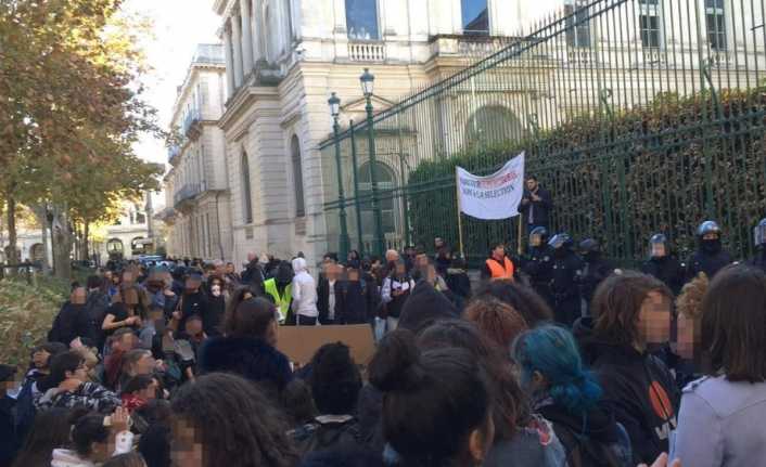 Fransa’da binlerce öğrencinin eğitim reformlarına karşı düzenledikleri protestolar sebebiyle 60