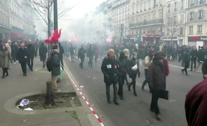 Fransa’nın başkenti Paris’te Cumhurbaşkanı Emmanuel Macron’a karşıtı düzenlenen protesto gösterisinde