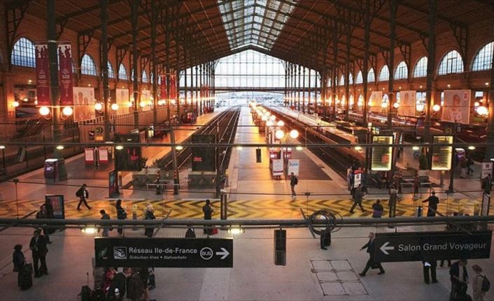 Fransa'da havayolu, demiryolu ve metro ulaşımı sağlayan kurumların yanı sıra
