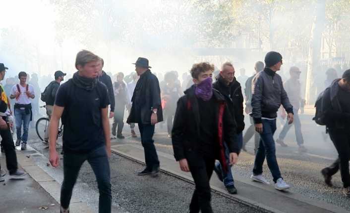 Fransa’nın farklı kentlerinde binlerce kişi, hükümetin sosyal politikalarını protesto etti.