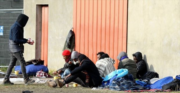 Fransa İçişleri Bakanı Collomb, "Bu yasayla sığınmacıların Fransa rüyasının kırılmamasını,
