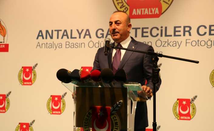 Dışişleri Bakanı Mevlüt Çavuşoğlu, Fransa polisinin kullandığı aşırı gücün ibretlik