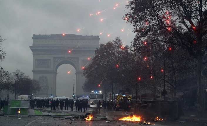 Fransa Başbakanı Edouard Philippe, ülkede geniş çaplı protestolara yol açan