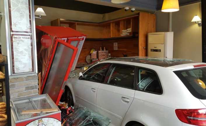 İstanbul Sarıyer’de cadde üzerinde park etmek isteyen kadın sürücü, fren