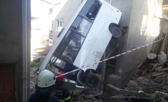Kocaeli’nin Gölcük ilçesinde yokuştan aşağı indiği esnada freni patlayan yolcu