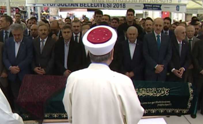 Cumhurbaşkanı Vekili Fuat Oktay’ın annesi Şaziye Oktay, Eyüp Sultan Camii’nde