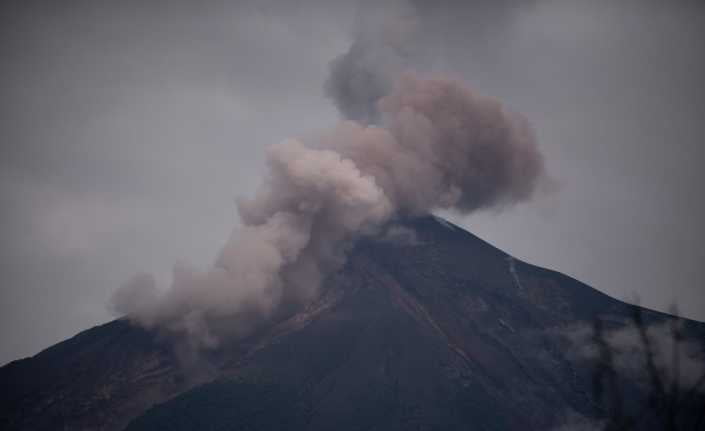 Guatemala’daki Fuego Yanardağı yeniden lav püskürtmeye başladı. Bölgede kırmızı alarm