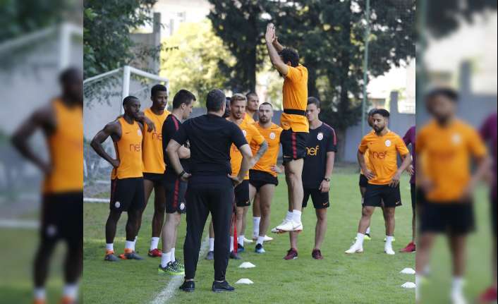 Yeni sezon hazırlıklarını sürdüren Galatasaray, günün ilk idmanını yaptı. 