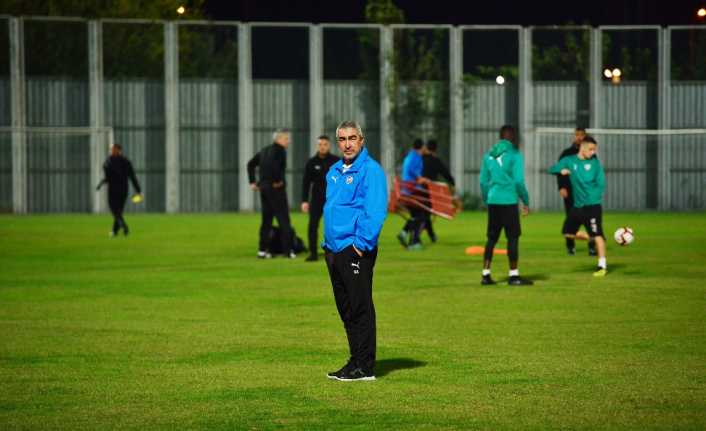 Bursaspor Teknik Direktörü Samet Aybaba, deplasmanda cuma günü oynanacak Galatasaray
