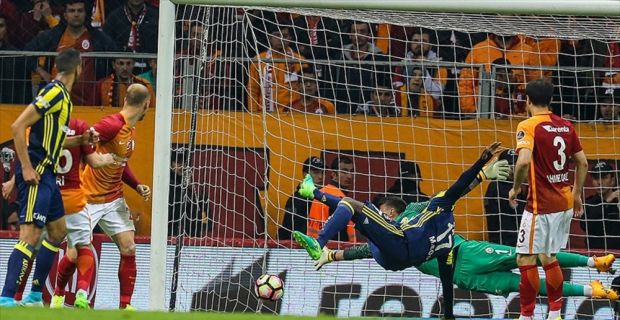 Galatasaray, bu sezon futbol, basketbol ve voleybolda Fenerbahçe ve Beşiktaş