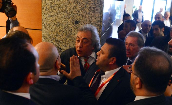 Galatasaray Mali Genel Kurulu’nda üyelerden Ali Öğüdücü ile Cemal Kadir