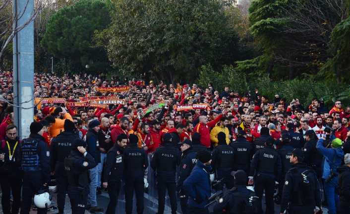 Beşiktaş-Galatasaray debisi öncesi sarı-kırmızılı taraftarlar Vodafone Park’a ulaştı. 