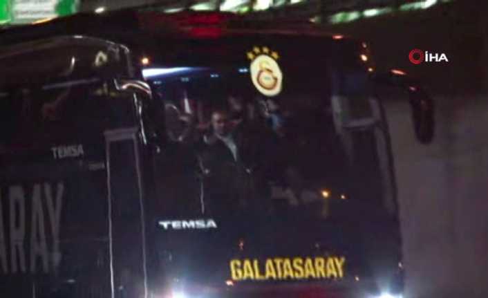 Galatasaray, Fenerbahçe derbisi için Türk Telekom Stadı’na geldi. 