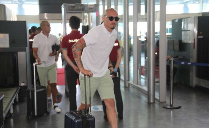 Galatasaray, yeni sezon hazırlıkları kapsamında İsviçre’nin Zürih şehrine gitti. Havaalanında