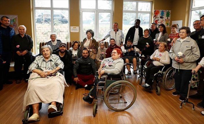 Sarı-kırmızılı futbol takımının teknik heyeti ile Selçuk İnan ve Gomis,