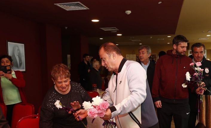Galatasaray Teknik Direktörü Fatih Terim, teknik heyet ve futbolculardan Selçuk