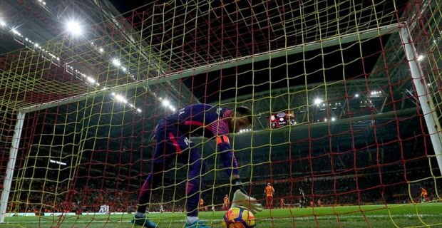 Süper Lig'de sezonun ilk yarısını ikinci sırada bitiren Galatasaray'da kaleci