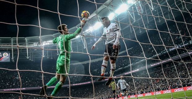 Beşiktaş'ın Şilili futbolcusu Gary Medel, taraftarları memnun etmek için mücadele