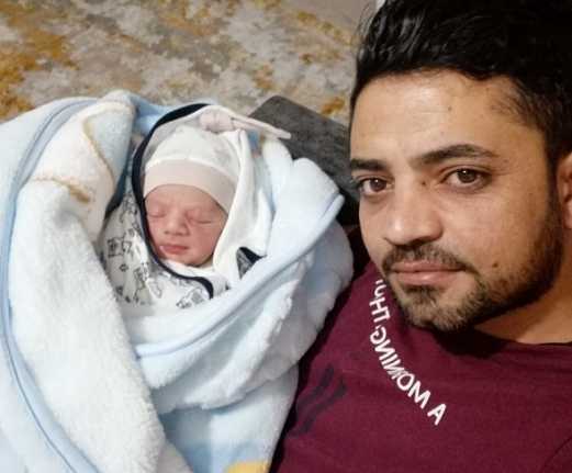 Gazeteci Adem Küçükkaya'nın babalık sevinci Erzincan'da görev yapan Gazeteci Adem Küçükkaya, baba olma sevincini