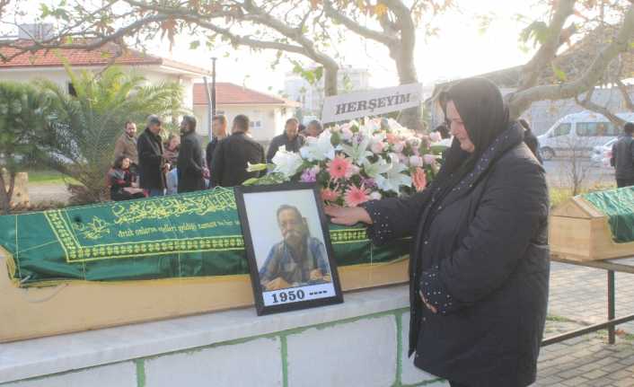 Balıkesir’in Ayvalık ilçesinde gazeteci-yazar Fatih Sezgin sevenlerinin gözyaşları arasında toprağa