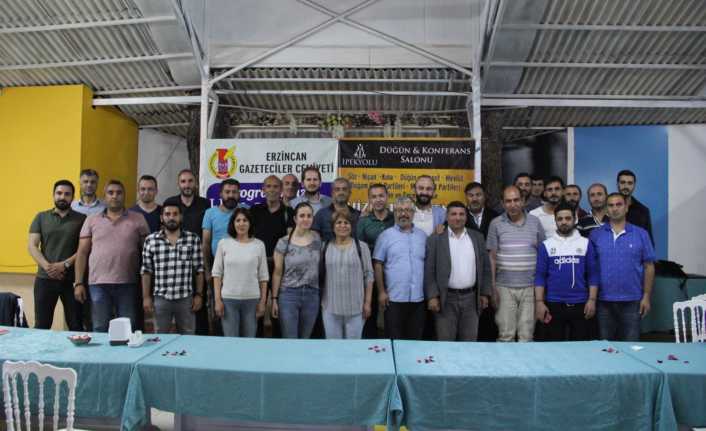 Gazeteciler iftarda buluştu Erzincan Gazeteciler Cemiyeti Başkanlığının gerçekleştirdiği iftar yemeğinde, Erzincan’da faaliyet gösteren