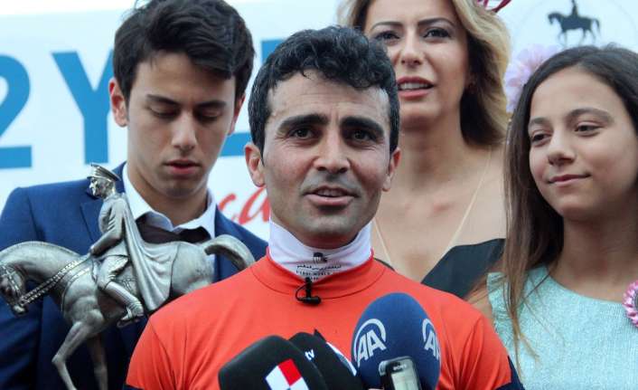 92. Gazi Koşusu’nu kazanan jokey Ahmet Çelik, üst üste 4.