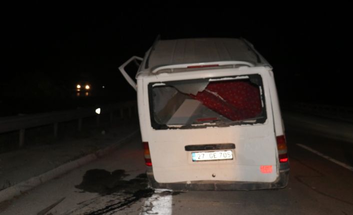 Adana-Gaziantep otoyolunda kamyonet ile otomobilin çarpışması sonucu meydana gelen kazada