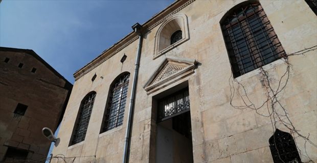 Gaziantep'te lise yıllarında koleksiyonculuğa merak sararak bakır eşyalar toplamaya başlayan
