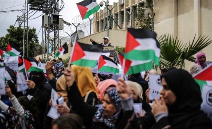 Gazze'de düzenlenen oturma eyleminde onlarca Filistinli UNRWA'ya uluslararası finansal desteğin