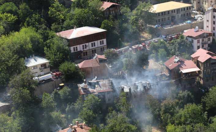 Erzincan'ın Kemaliye İlçesinde çıkan yangın, ekiplerin üstün gayreti ile söndürüldü.