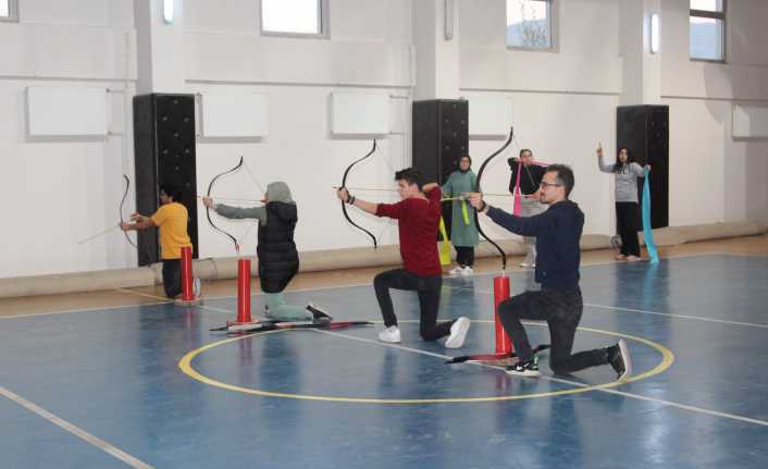 Erzincan Gençlik Merkezi’nde ‘Geleneksel Türk Okçuluğu’ eğitimleri devam ediyor.