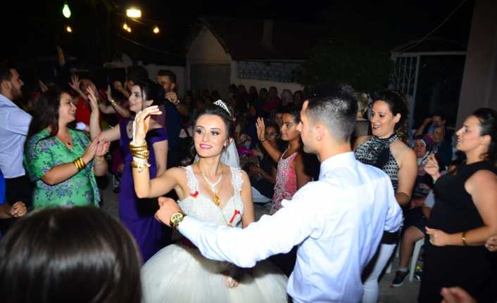 Edirne’nin Uzunköprü ilçesinde Mert ve Cansu Engel çiftinin düğününde davetliler,