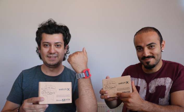 Gaziantep Teknopark’ta 2 mühendis, ürettikleri Watch X adlı akıllı saatlere