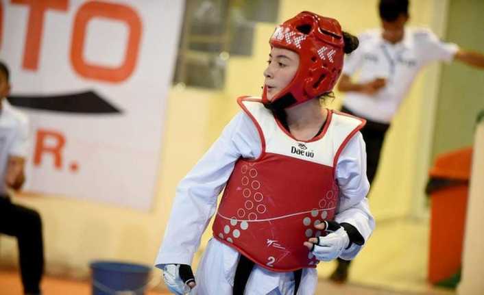 Türkiye Tekvando Poomsae Şampiyonası’na hazırlanan 17 yaşındaki sporcu Rabia Kuşcu,