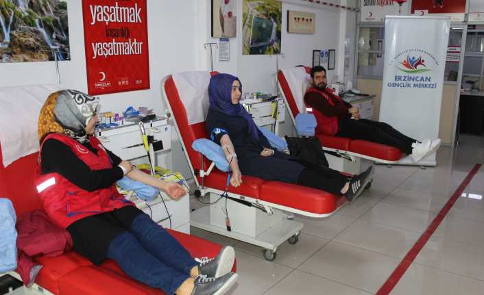 Erzincan Gençlik Merkezi üyesi gençler Türk Kızılayı'na kan bağışında bulundular.Erzincan