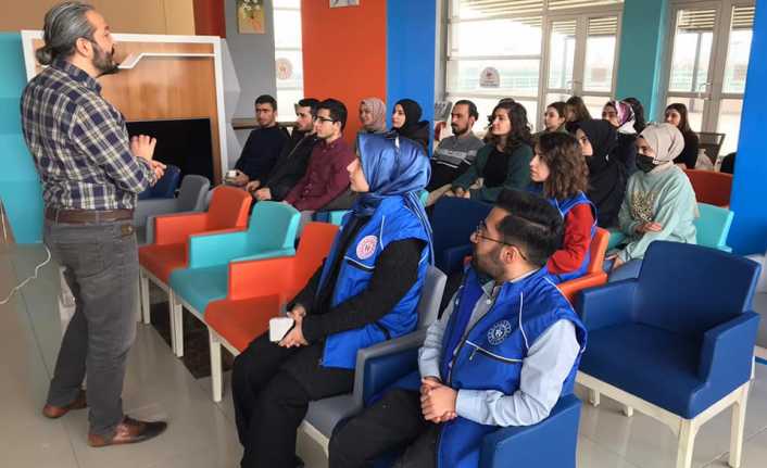 Gençlere Bağımlılık Semineri Düzenlendi Erzincan’da gençlere yönelik kumar ve tütün bağımlılığı semineri düzenlendi.