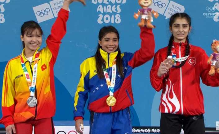 Nida Karasakal, Türkiye’ye Gençlik Olimpiyatları tarihinde halterde kadınlardaki ilk madalyayı