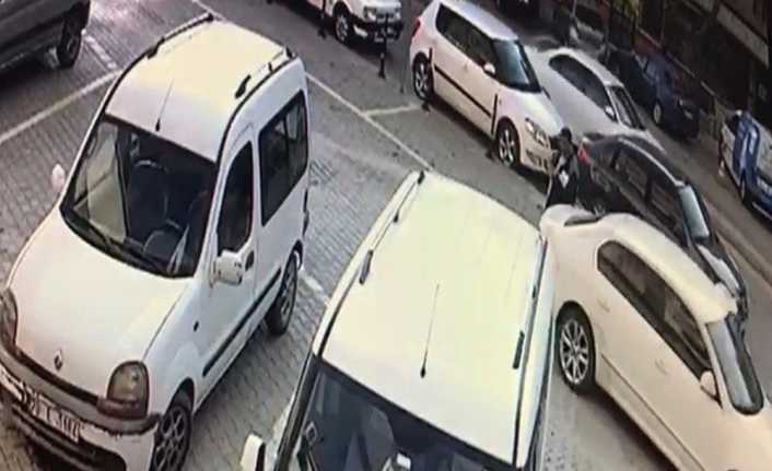 Konya’da, cadde kenarındaki bir otoparktan geri geri çıkmak isteyen otomobil,