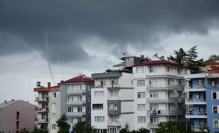 Giresun’da sabah saatlerinde sahilde oluşan hortum paniğe yol açtı. 