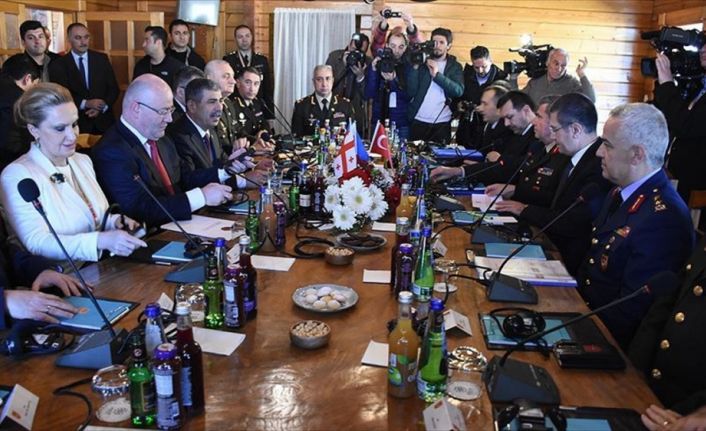 Toplantıya Türkiye, Azerbaycan ve Gürcistan'ın savunma bakanları katılıyor.