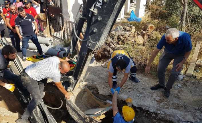 Osmaniye’nin Kadirli ilçesinde kanalizasyon kazı çalışmasında meydana gelen göçükte toprak