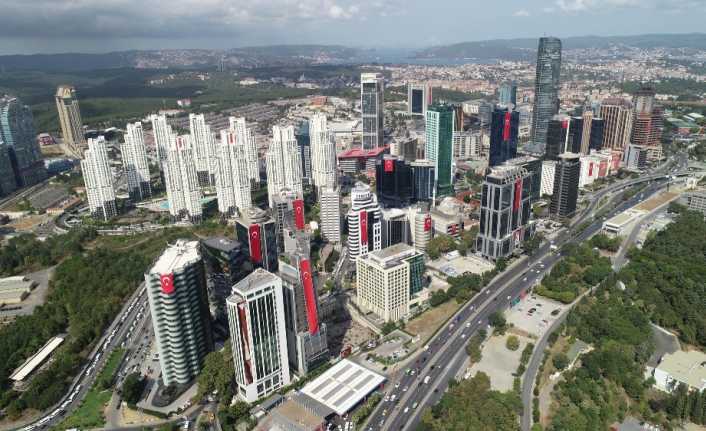 30 Ağustos Zafer Bayramı dolayısıyla megakent İstanbul’da birçok gökdelene dev