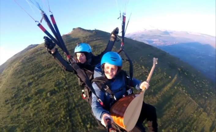 Kayseri’de, ses sanatçısı Ayfer Zenginsöz, yamaç paraşütü pilotu arkadaşı Özlem