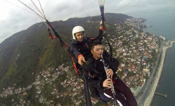 Ordu’da bir yamaç paraşütü sporcusu ve lise öğrencisi, 500 metre